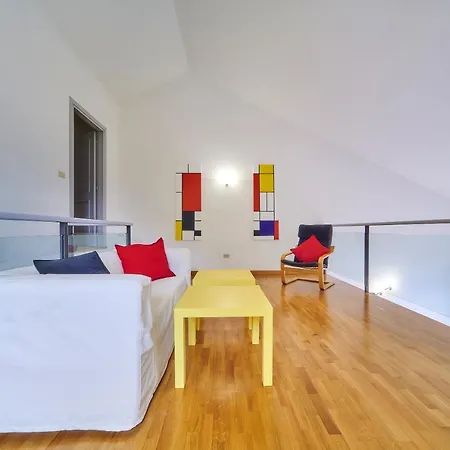 דירה The Lakeview Loft