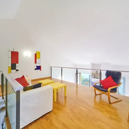 The Lakeview Loft Apartment *